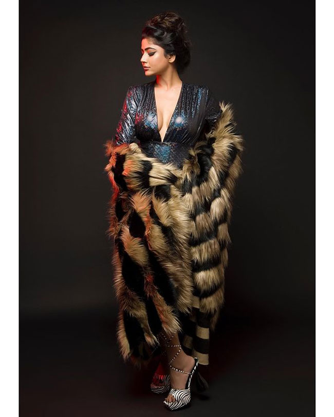 Staggering Poses Of Soniya Bansal In Red